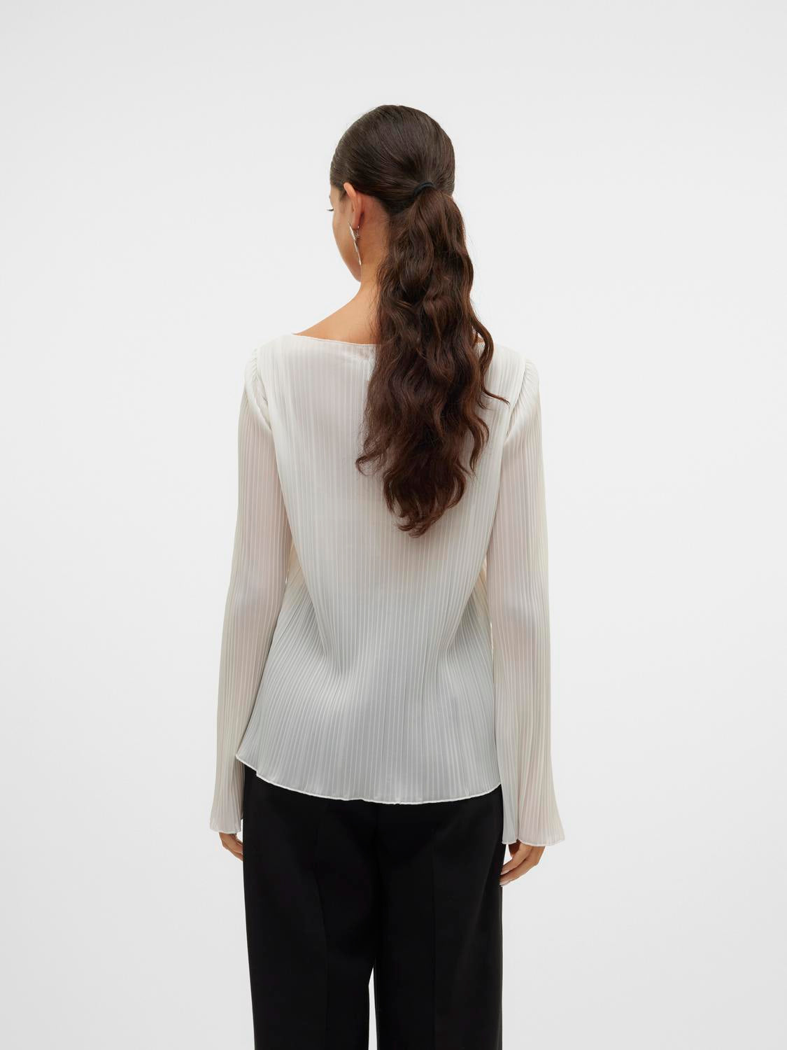 model_shot-back